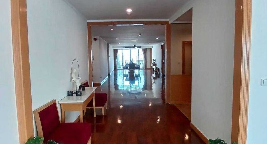 For rent 4 bedrooms apartment in Khlong Toei, Bangkok