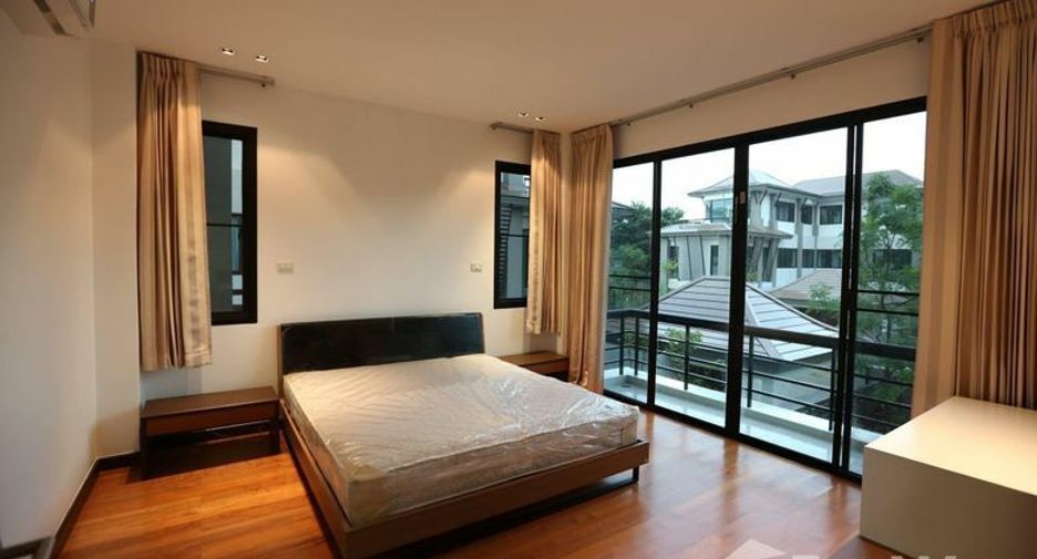 For rent 3 bedrooms house in Watthana, Bangkok