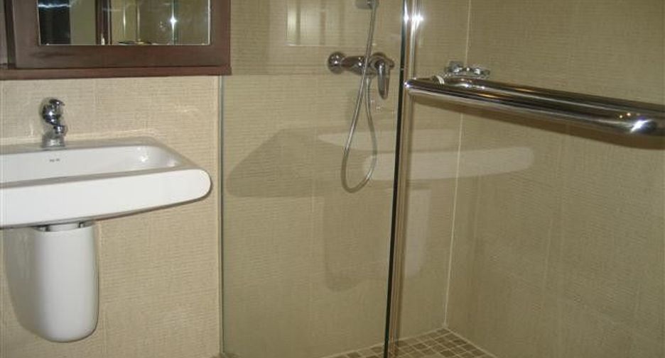 For rent 2 bedrooms condo in Pathum Wan, Bangkok
