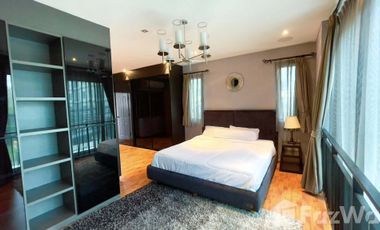 Casa adosada en alquiler de 5 habitaciones en Phra Khanong, Bangkok
