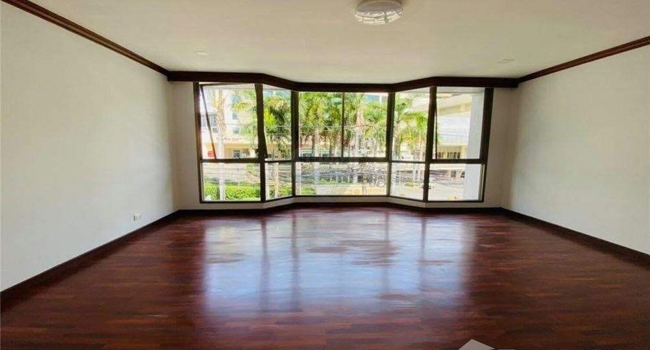 For rent 4 bedrooms townhouse in Watthana, Bangkok