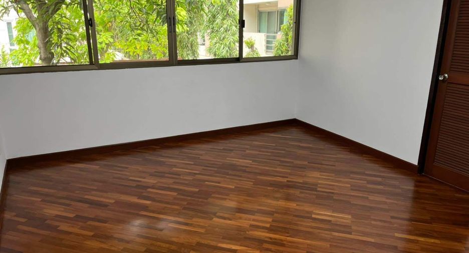 For rent 4 bedrooms townhouse in Watthana, Bangkok