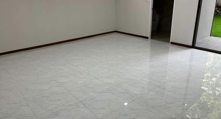 For rent 4 bedrooms townhouse in Watthana, Bangkok