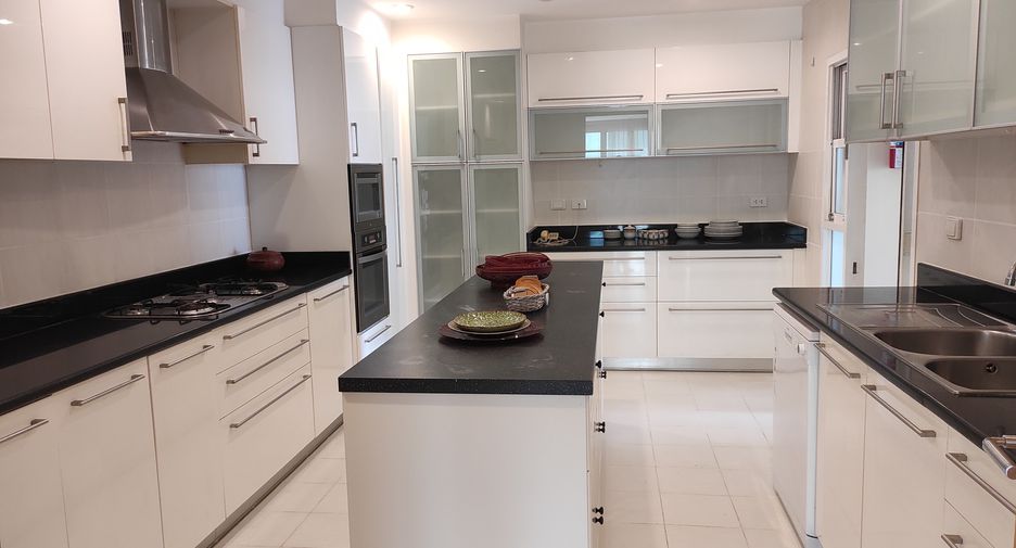 For rent 4 bedrooms apartment in Khlong Toei, Bangkok