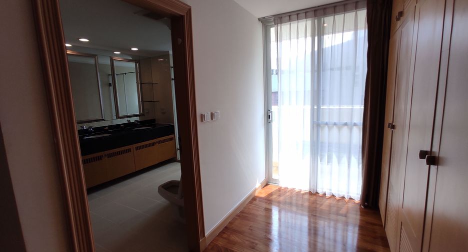 For rent 4 bedrooms apartment in Khlong Toei, Bangkok