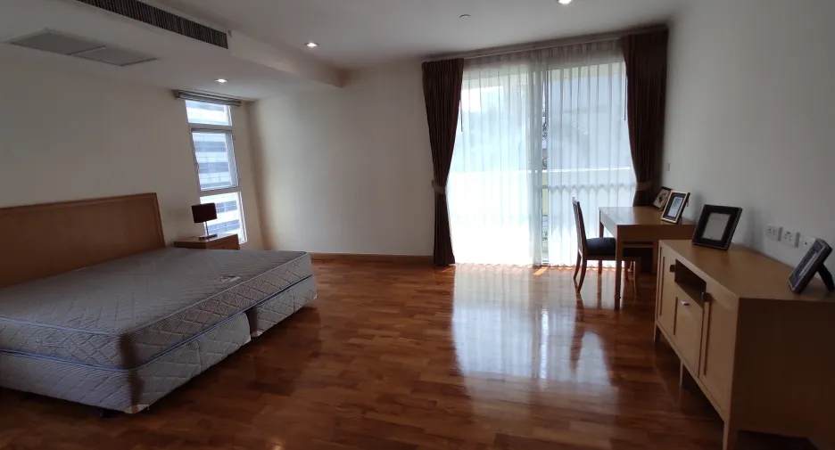 For rent 4 bedrooms apartment in Khlong Toei, Bangkok