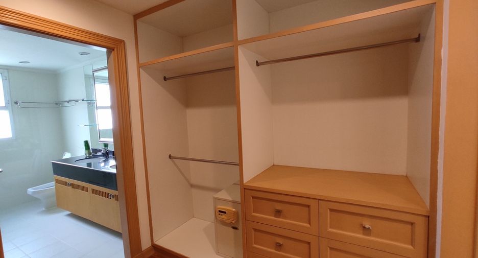 For rent 4 bedrooms apartment in Khlong Toei, Bangkok