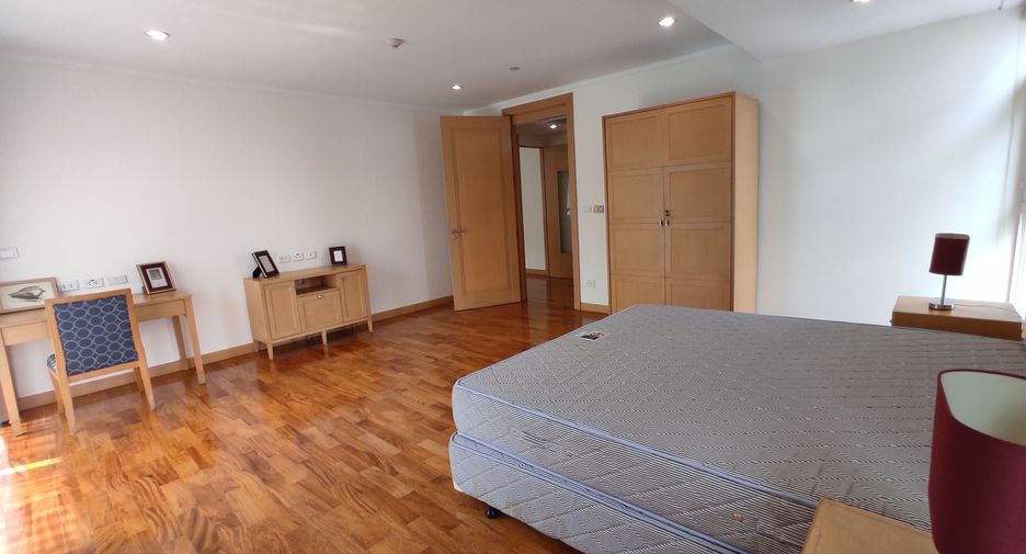 For rent 4 bedrooms apartment in Khlong Toei, Bangkok