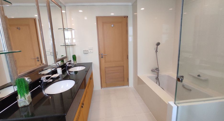 For rent 4 bedrooms apartment in Khlong Toei, Bangkok