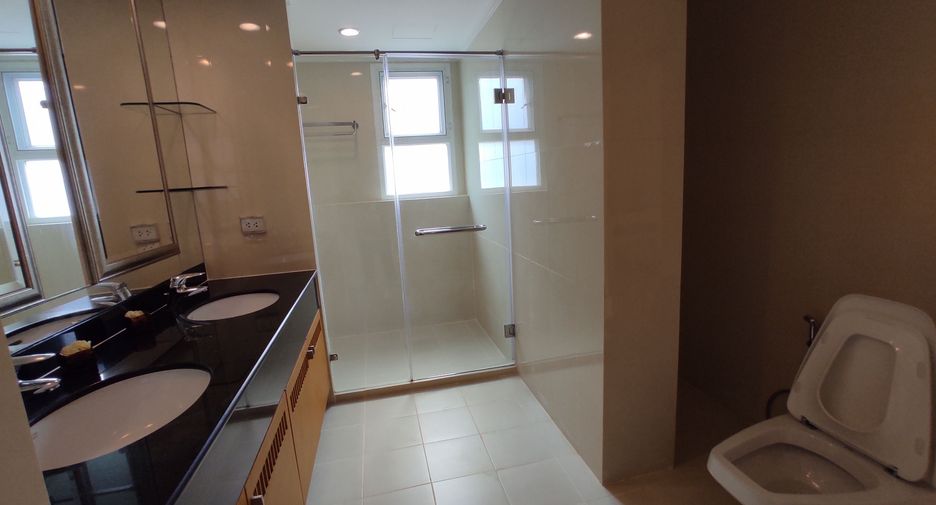 For rent 4 bedrooms apartment in Khlong Toei, Bangkok