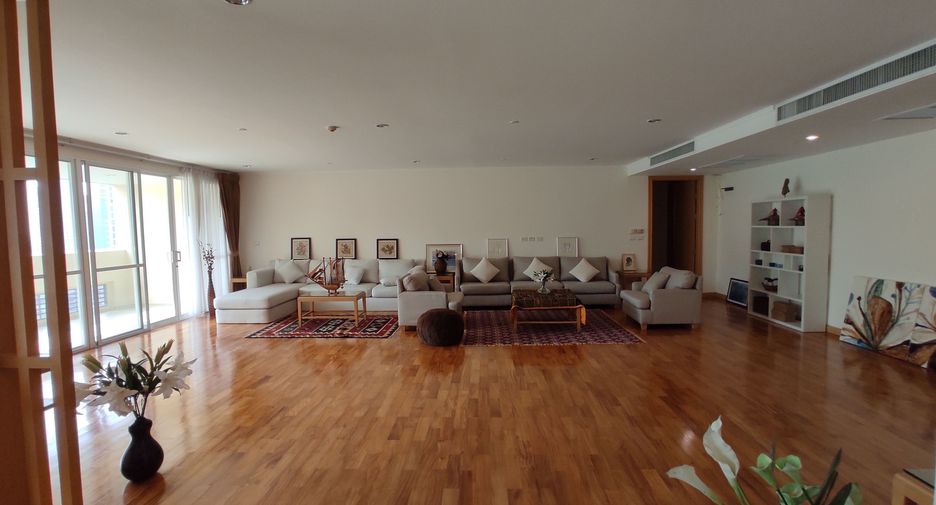 For rent 4 bedrooms apartment in Khlong Toei, Bangkok