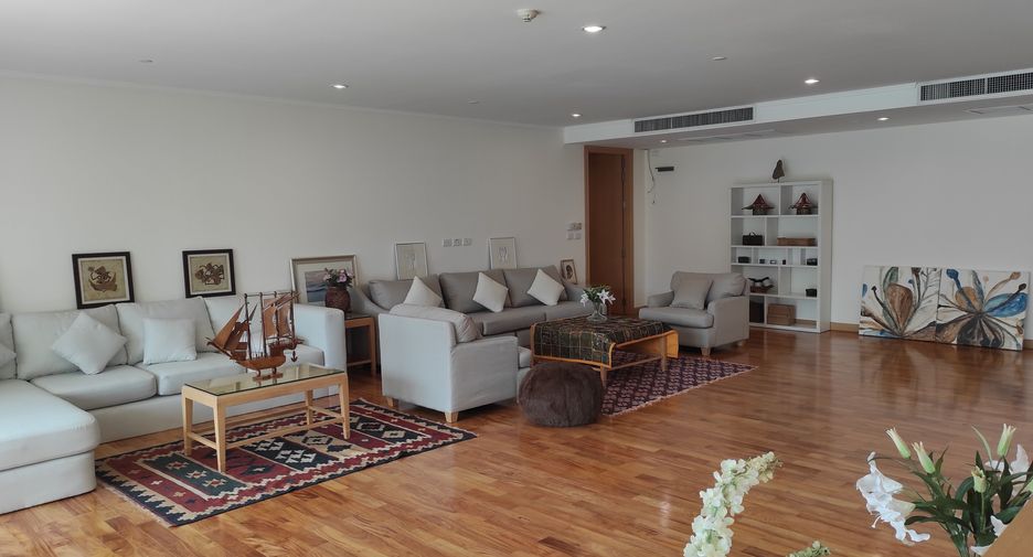 For rent 4 bedrooms apartment in Khlong Toei, Bangkok
