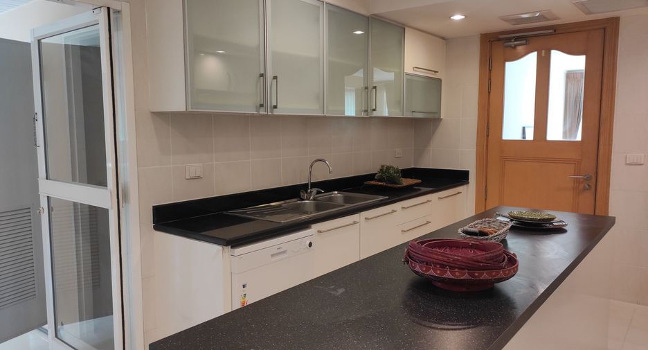 For rent 4 bedrooms apartment in Khlong Toei, Bangkok