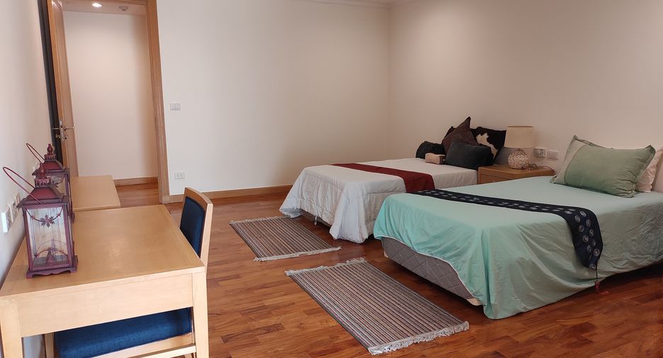 For rent 4 bedrooms apartment in Khlong Toei, Bangkok