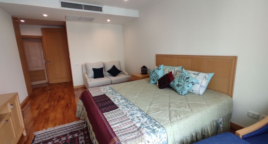 For rent 4 bedrooms apartment in Khlong Toei, Bangkok