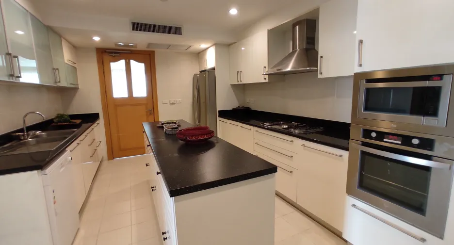 For rent 4 bedrooms apartment in Khlong Toei, Bangkok