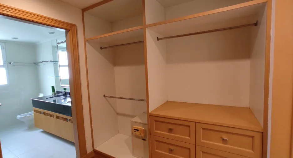 For rent 4 bedrooms apartment in Khlong Toei, Bangkok