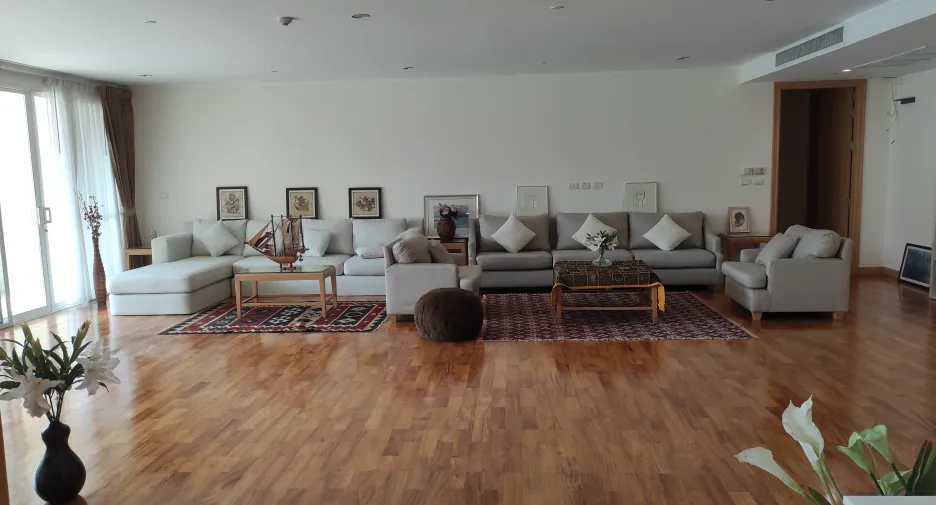 For rent 4 bedrooms apartment in Khlong Toei, Bangkok