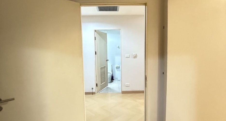 For rent 2 bedrooms condo in Pathum Wan, Bangkok