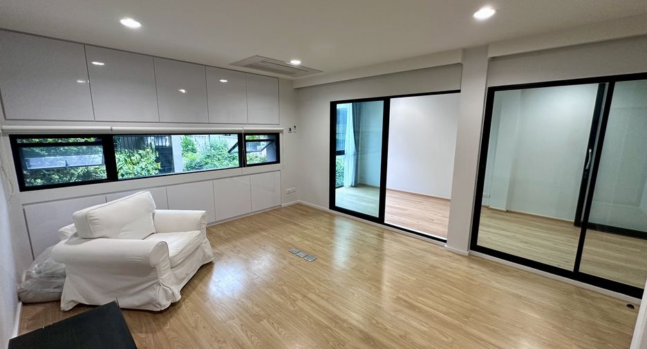 For rent 4 bedrooms townhouse in Suan Luang, Bangkok