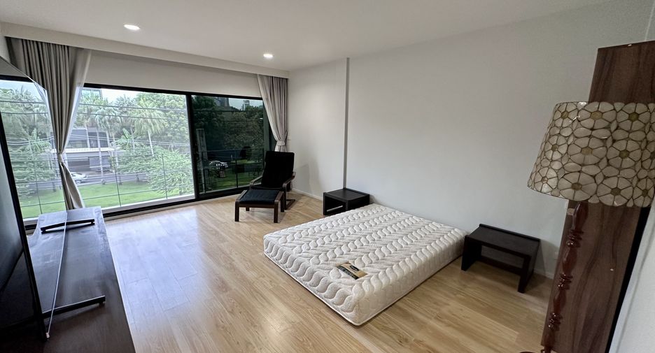 For rent 4 bedrooms townhouse in Suan Luang, Bangkok