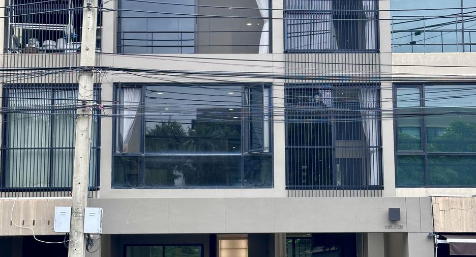 For rent 4 bedrooms townhouse in Suan Luang, Bangkok