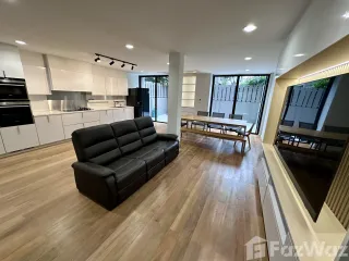 Casa adosada en alquiler de 4 habitaciones en Suan Luang, Bangkok