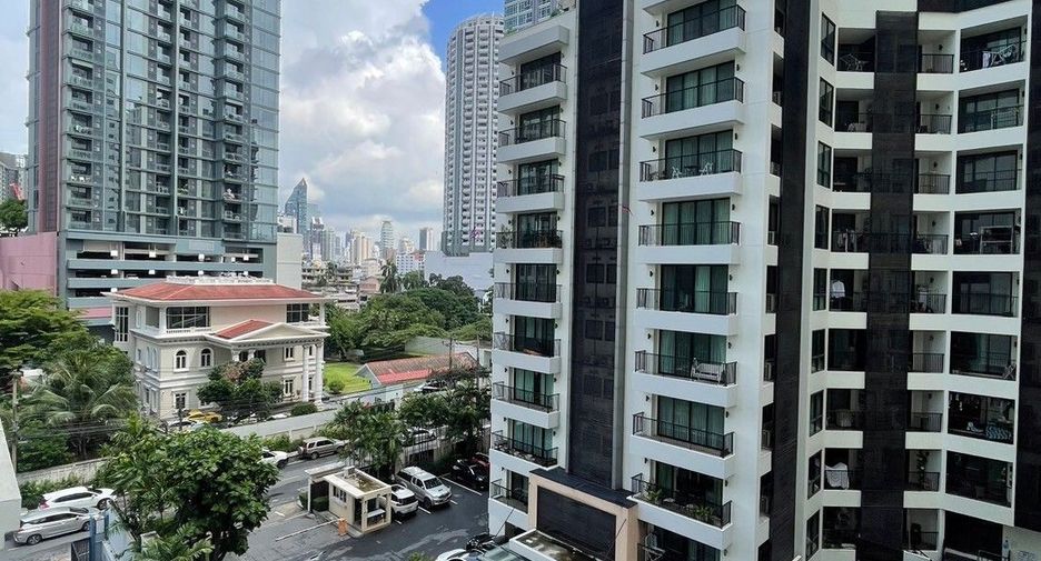 For rent 3 bedrooms apartment in Khlong Toei, Bangkok