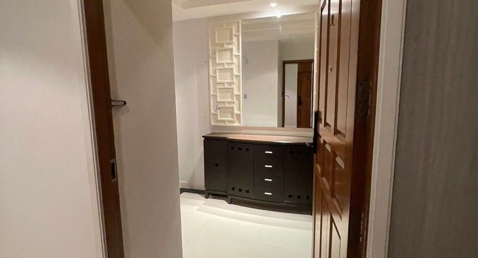 For rent 3 bedrooms apartment in Khlong Toei, Bangkok