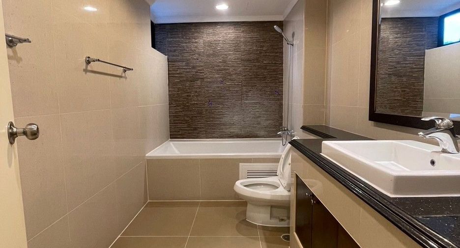 For rent 3 bedrooms apartment in Khlong Toei, Bangkok