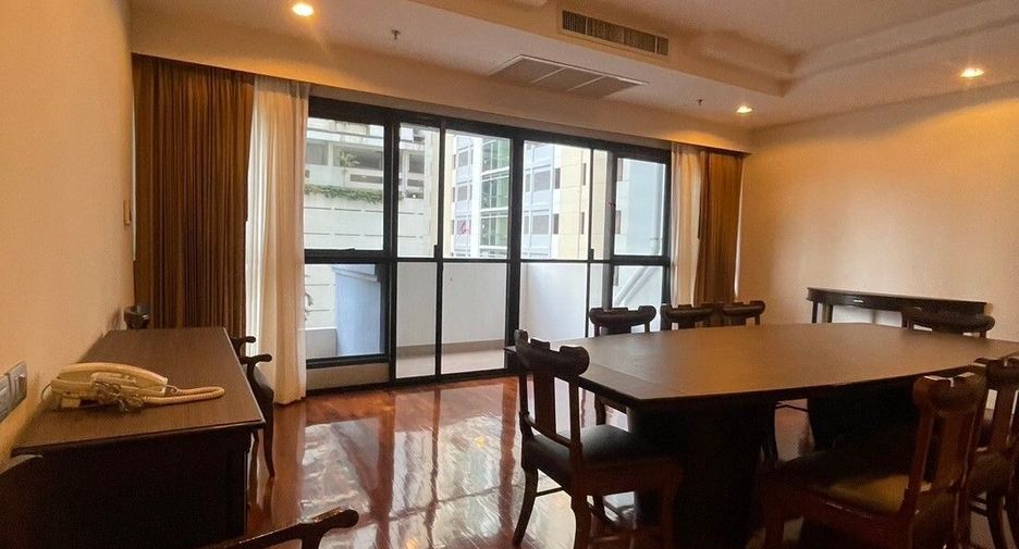 For rent 3 bedrooms apartment in Khlong Toei, Bangkok