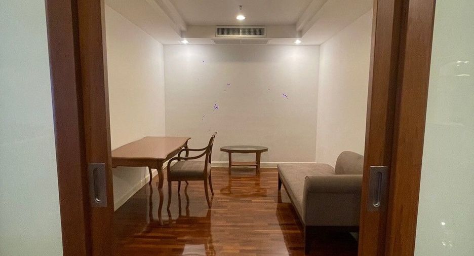 For rent 3 bedrooms apartment in Khlong Toei, Bangkok