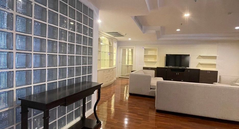 For rent 3 bedrooms apartment in Khlong Toei, Bangkok