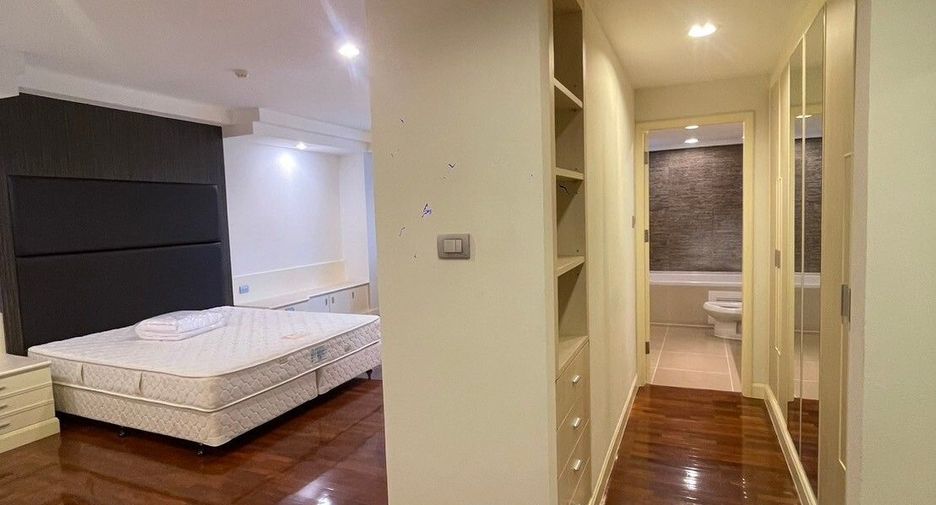 For rent 3 bedrooms apartment in Khlong Toei, Bangkok