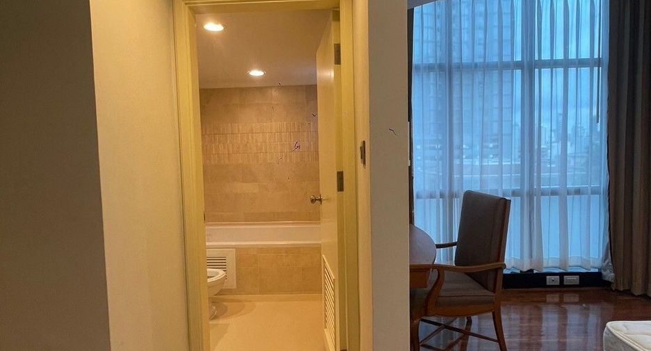 For rent 3 bedrooms apartment in Khlong Toei, Bangkok