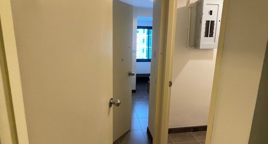 For rent 3 bedrooms apartment in Khlong Toei, Bangkok