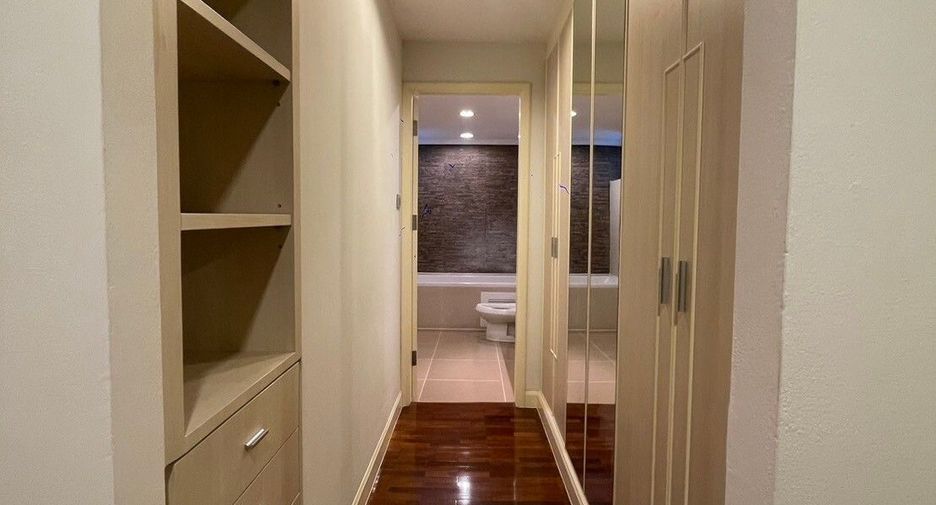 For rent 3 bedrooms apartment in Khlong Toei, Bangkok