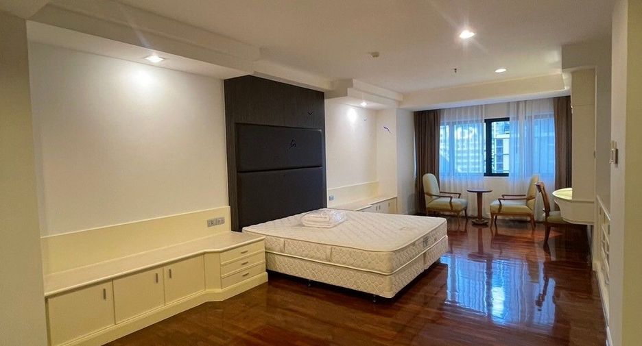 For rent 3 bedrooms apartment in Khlong Toei, Bangkok