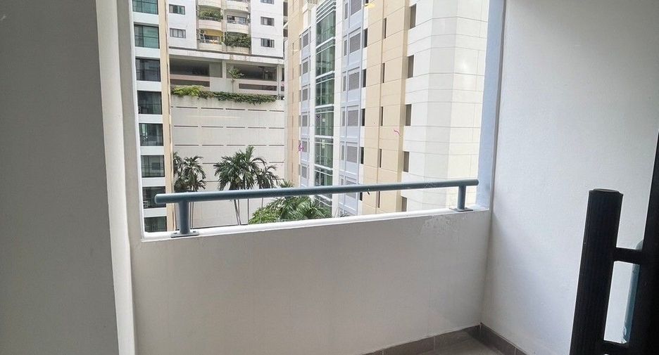 For rent 3 bedrooms apartment in Khlong Toei, Bangkok