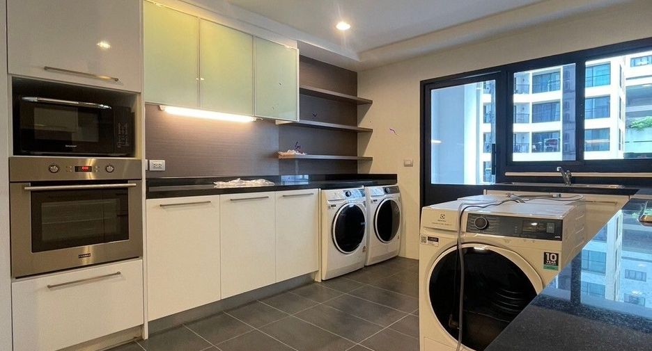 For rent 3 bedrooms apartment in Khlong Toei, Bangkok