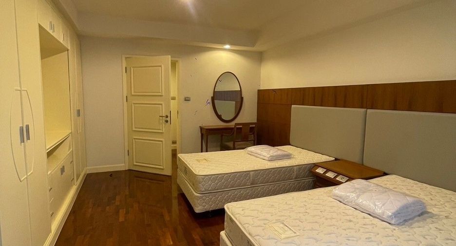For rent 3 bedrooms apartment in Khlong Toei, Bangkok