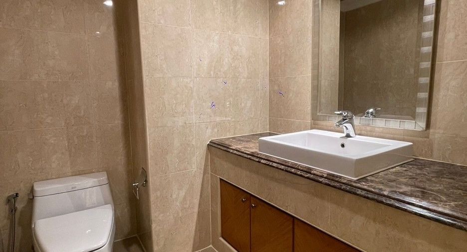 For rent 3 bedrooms apartment in Khlong Toei, Bangkok