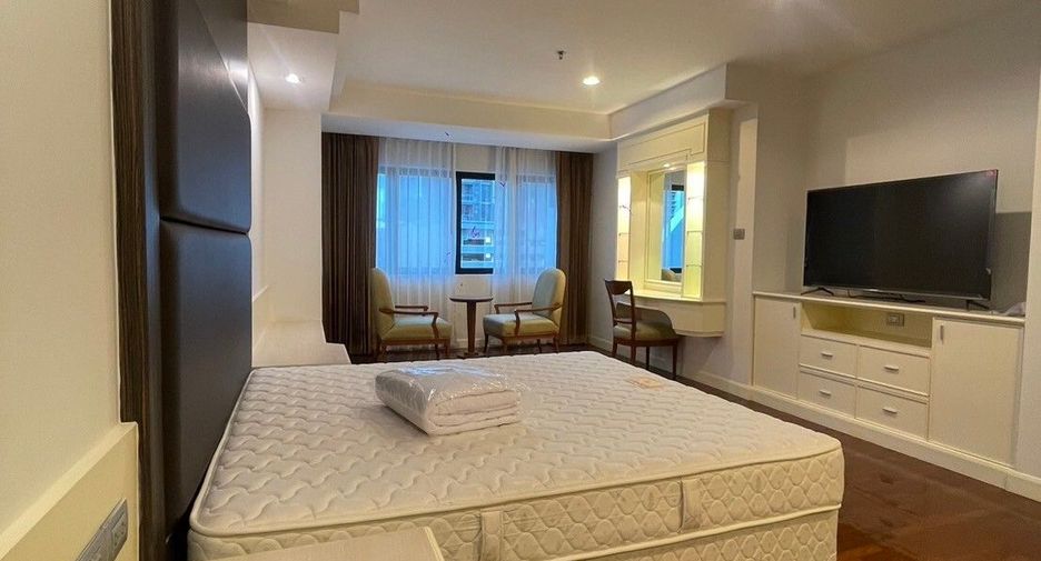 For rent 3 bedrooms apartment in Khlong Toei, Bangkok