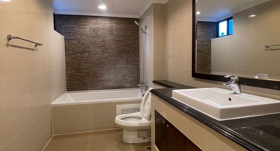 For rent 3 bedrooms apartment in Khlong Toei, Bangkok