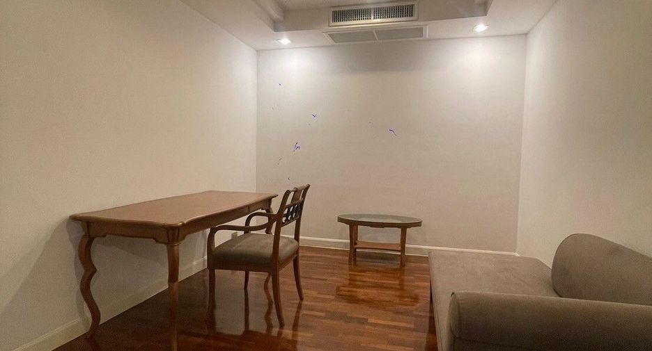 For rent 3 bedrooms apartment in Khlong Toei, Bangkok
