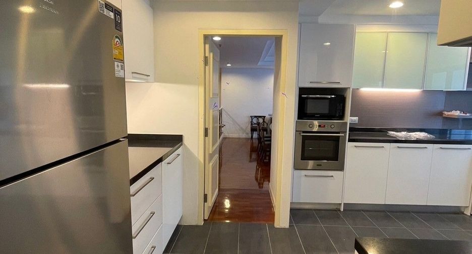 For rent 3 bedrooms apartment in Khlong Toei, Bangkok