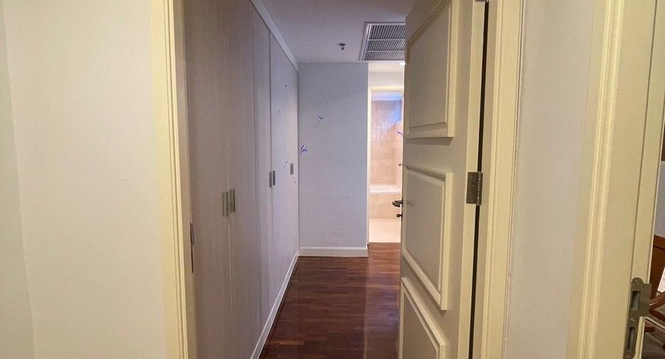 For rent 3 bedrooms apartment in Khlong Toei, Bangkok