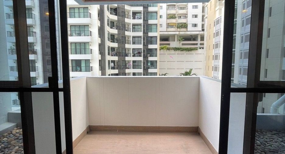 For rent 3 bedrooms apartment in Khlong Toei, Bangkok