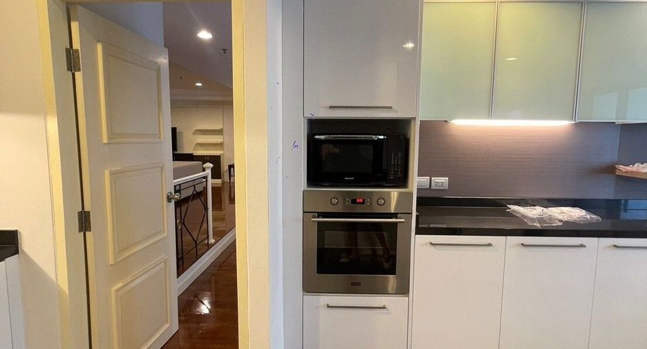 For rent 3 bedrooms apartment in Khlong Toei, Bangkok
