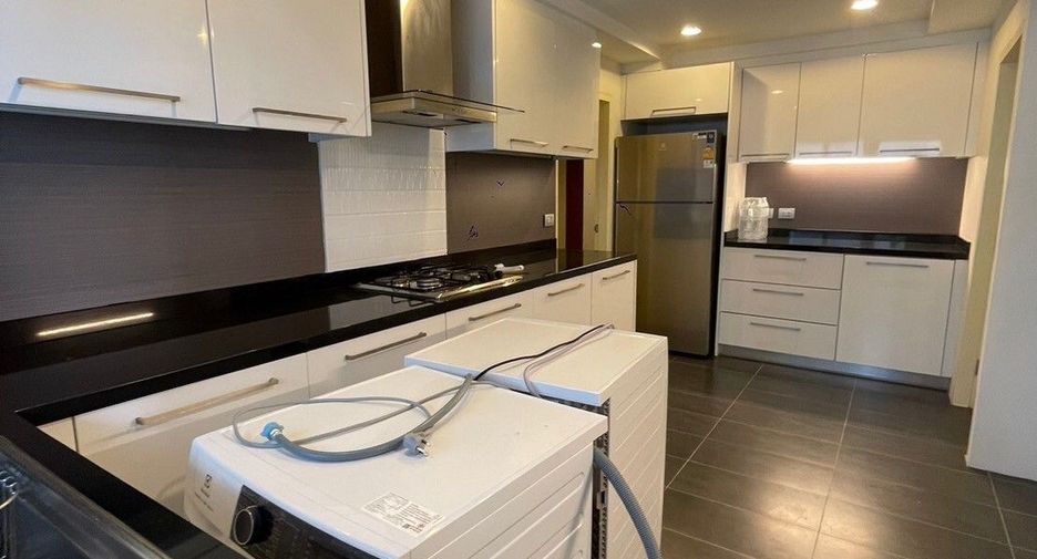 For rent 3 bedrooms apartment in Khlong Toei, Bangkok